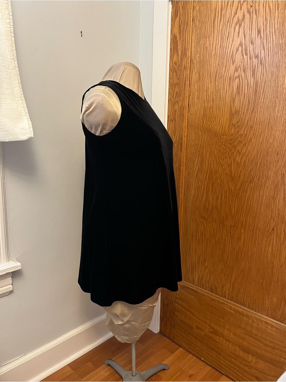 Black velvet; great condition; use as dress or vest. - Picture 3 of 7